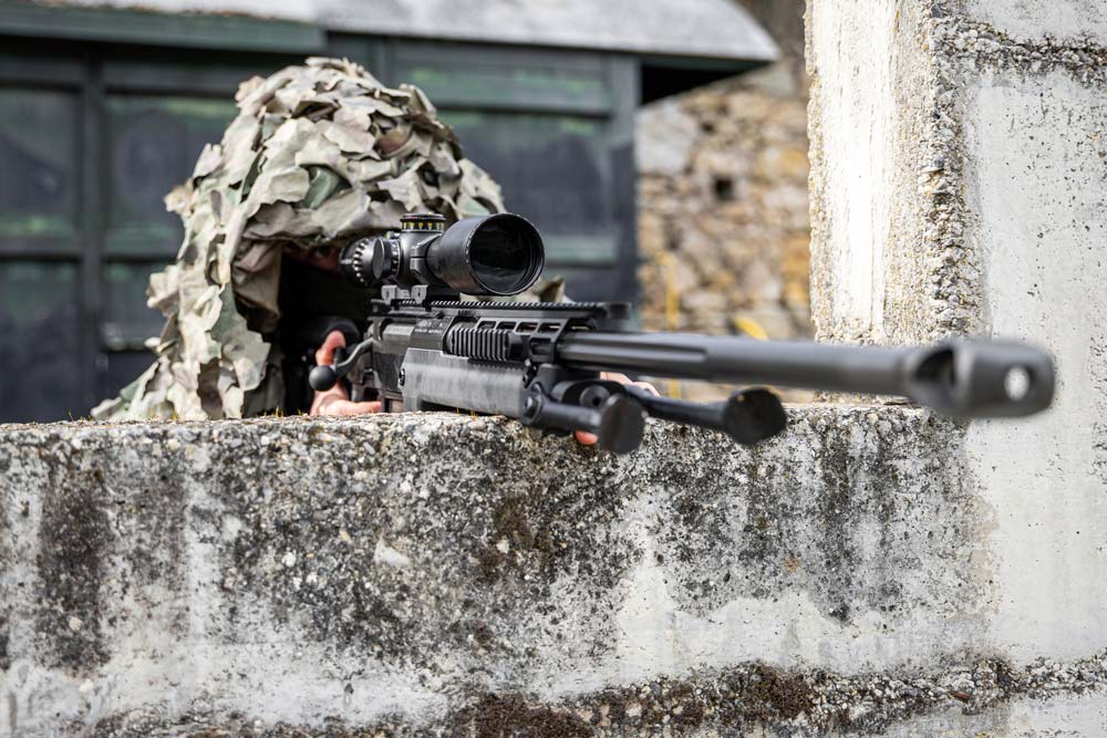Fusil PGM Mini Hécate II en calibre .375 Swiss P entre les mains d'un tireur d'élite militaire