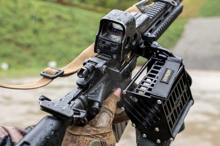 Un tireur de l'armée française réagit à un incident de tir avec le récupérateur d'étuis Kastinger en position basse