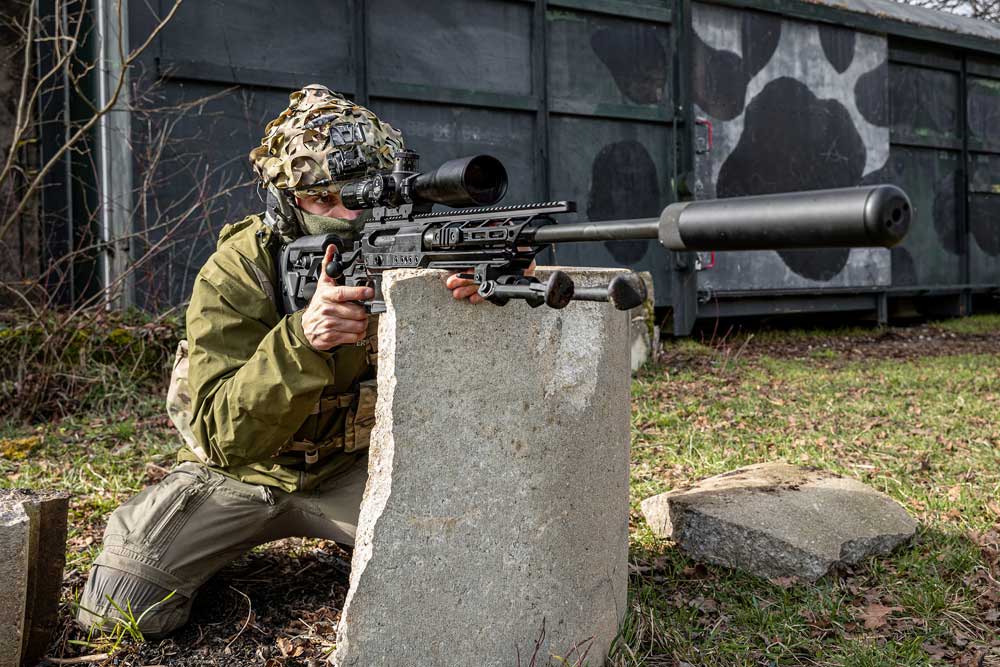Tireur d'élite militaire avec un fusil de haute précision PGM Ultima Ratio