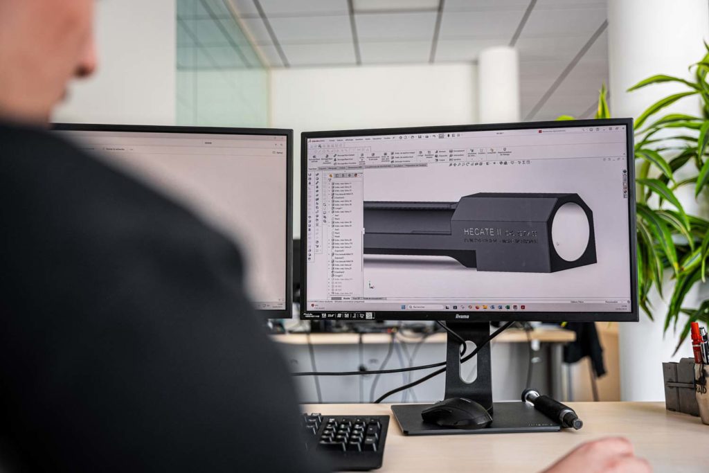 Un ingénieur PGM Précision travaille sur un logiciel de conception 3D