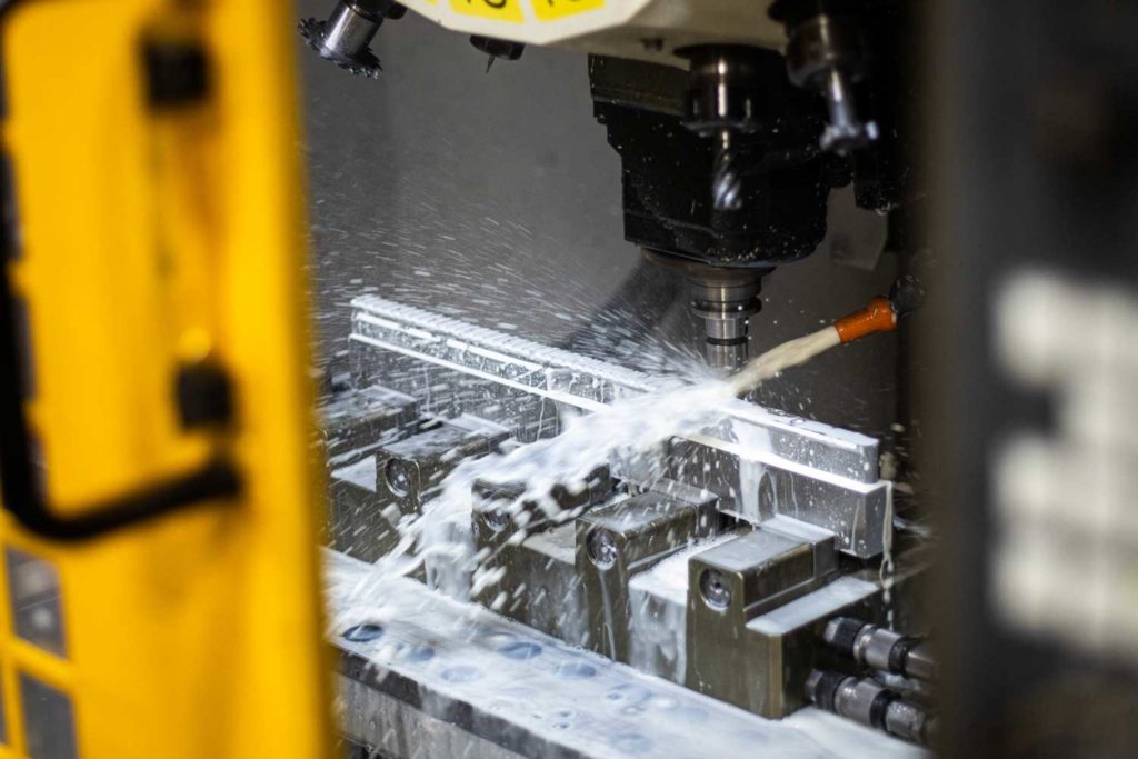 Une machine d'usinage de l'usine Teissier technique fabrique un rail Picatinny