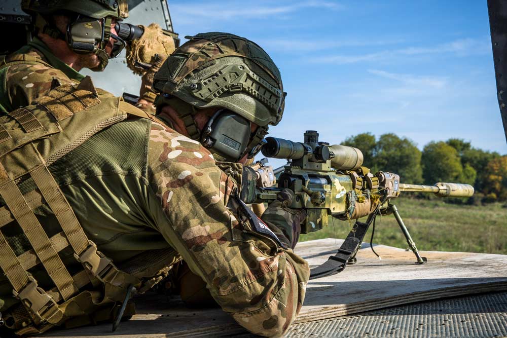 Fusil de précision PGM 338 en calibre .338 LM entre les mains d'un tireur d'élite de l'armée slovène