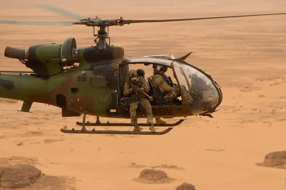 Un hélicoptère de l'armée française avec un tireur équipé d'un fusil de précision anti matériel PGM Hécate 2