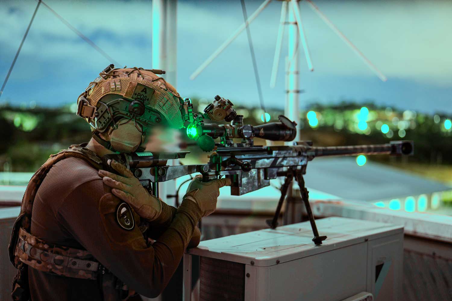 Un tireur d'élite militaire avec le fusil de haute précision PGM Hécate II