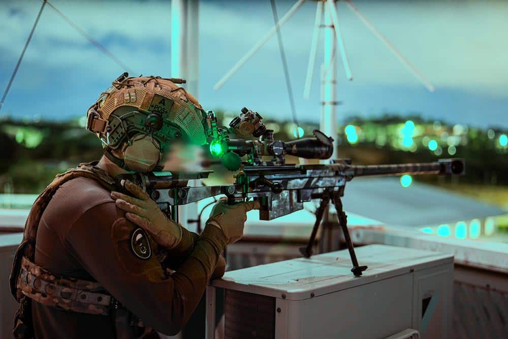 Tireur d'élite militaire équipé d'un PGM Hécate II