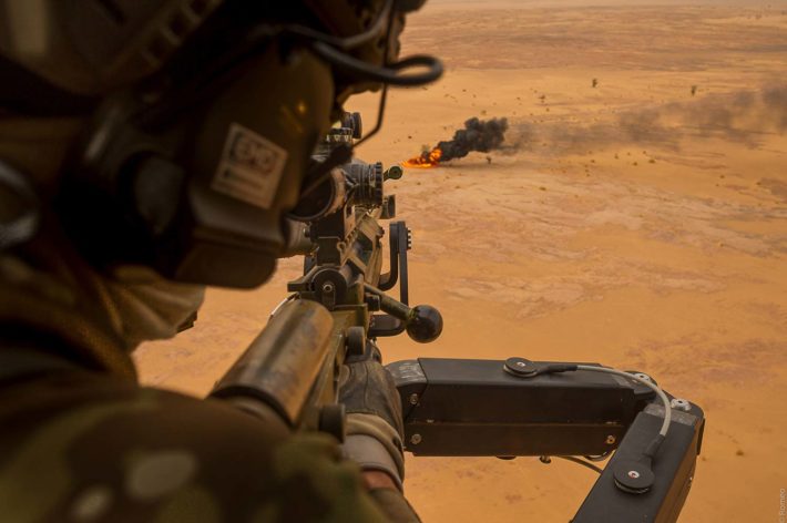 Un tireur d'élite tir depuis un hélicoptère gazelle avec un fusil PGM Précision