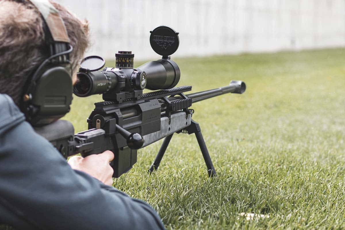 Un sniper tir avec le PGM 338