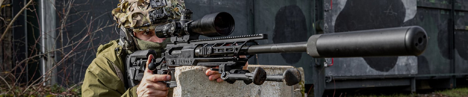 Tireur d'élite de l'armée avec un fusil de haute précision PGM Précision
