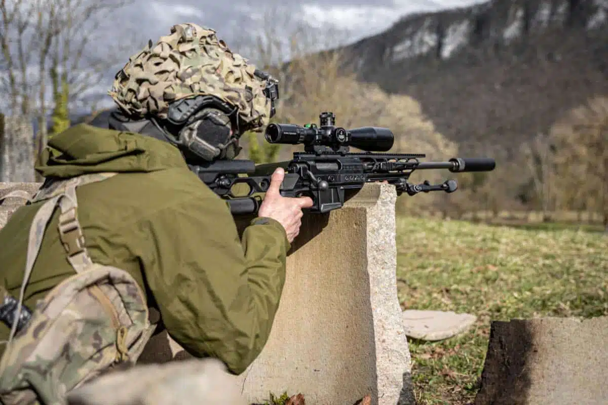 Tireur opérationnel équipé d'un fusil PGM Ultima Ratio