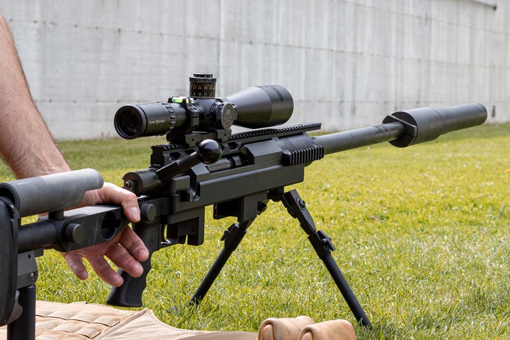 Fusil PGM Hécate II avec réducteur de son QMS 50 au stand de tir