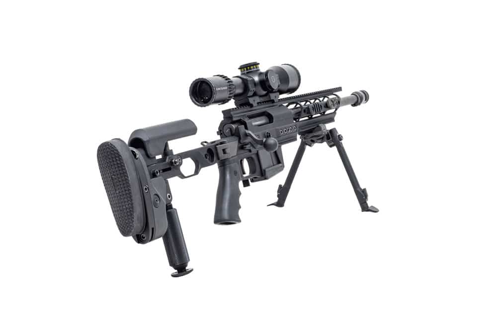 Fusil PGM Ultima Ratio sur fond blanc avec canon Commando vue de l'arrière