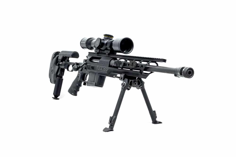 Fusil PGM Ultima Ratio sur fond blanc avec canon Commando vue de l'avant