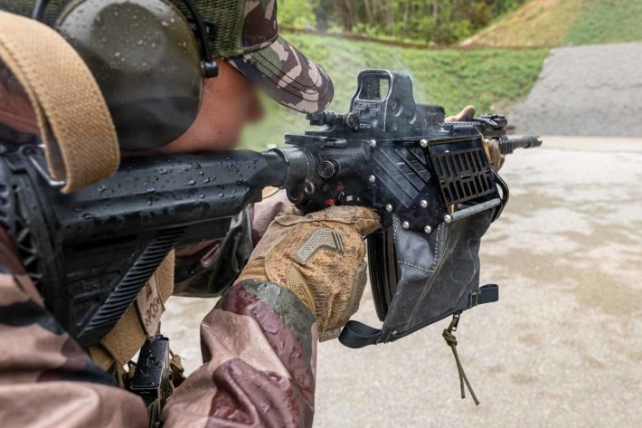 Un tireur de l'armée française s'entraîne au tir avec le récupérateur d'étuis Kastinger