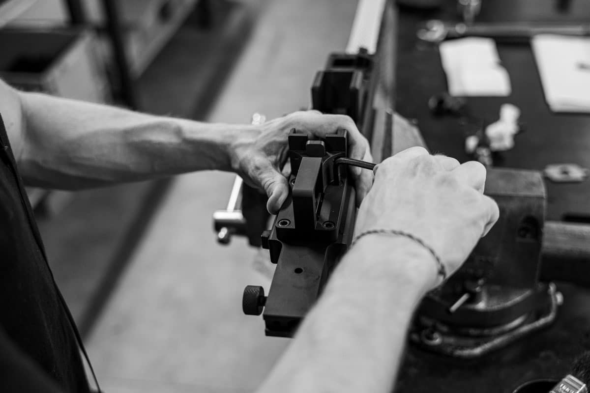 Un armurier PGM Précision assemble un fusil PGM Hécate II