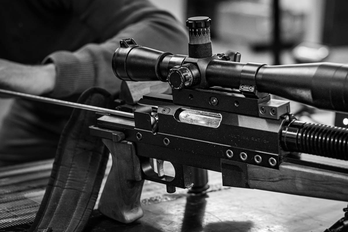 Un armurier PGM Précision contrôle le canon d'un fusil PGM Ultima Ratio de première génération