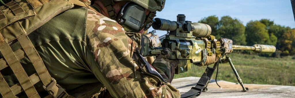 Tireur d'élite de l'armée slovène équipé d'un PGM 338