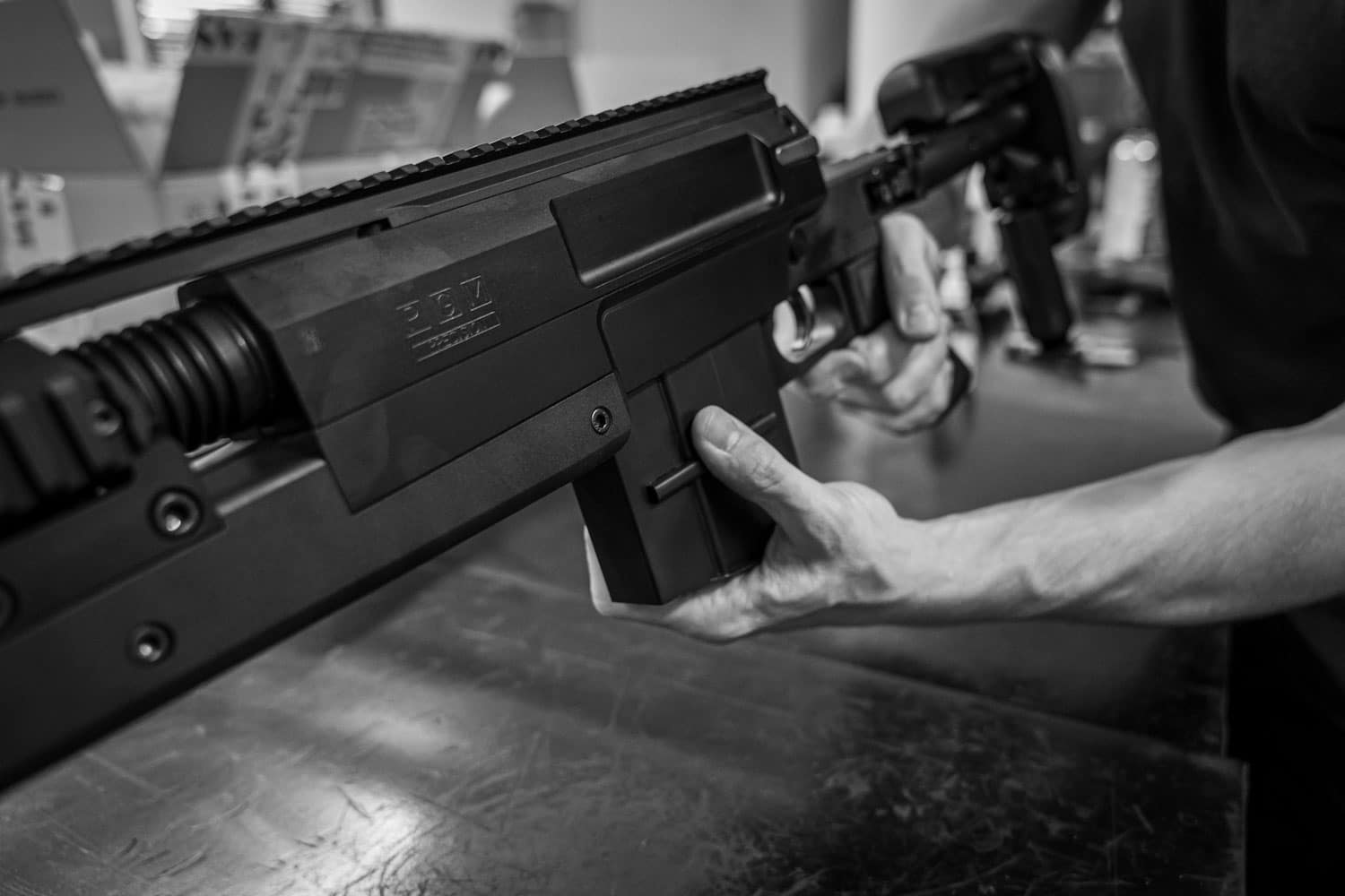 Introduction du chargeur dans le fusil PGM 338