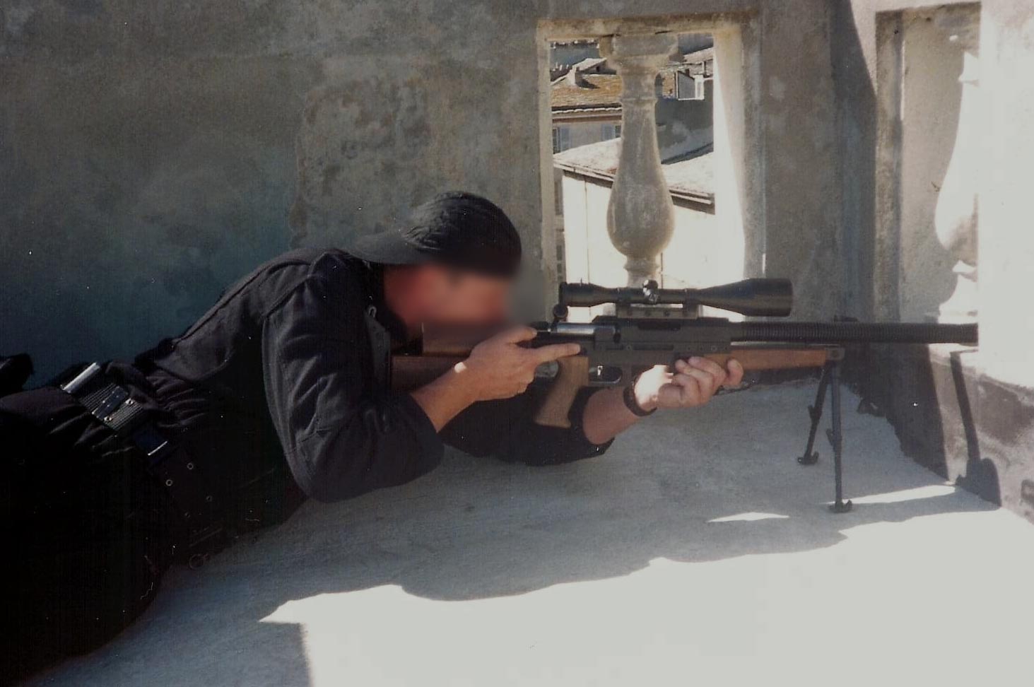 PGM Ultima Ratio 1ère génération entre les mains d'un tireur d'élite du RAID