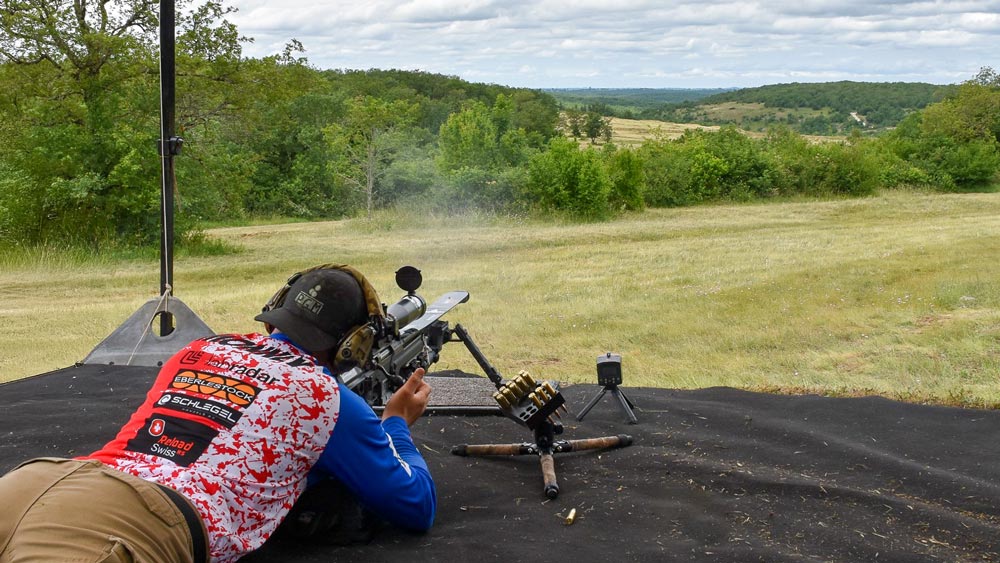 Un tireur sportif lors d'une compétition de tir longue distance (TLD)