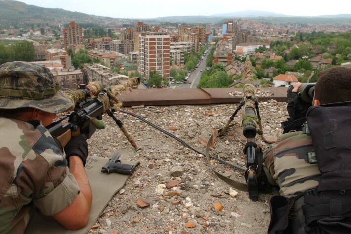 Binôme de tireurs d'élite de l'armée française au kosovo avec un fusil PGM Hécate II et un fusil FRF1