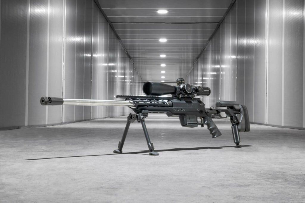 Fusil de précision à répétition manuelle PGM Précision Ultima Ratio équipé d'un canon Custom de 81 en calibre 6mm Creedmoor, d'un bipied PGM Précision, et d'une béquille de crosse PGM Précision.